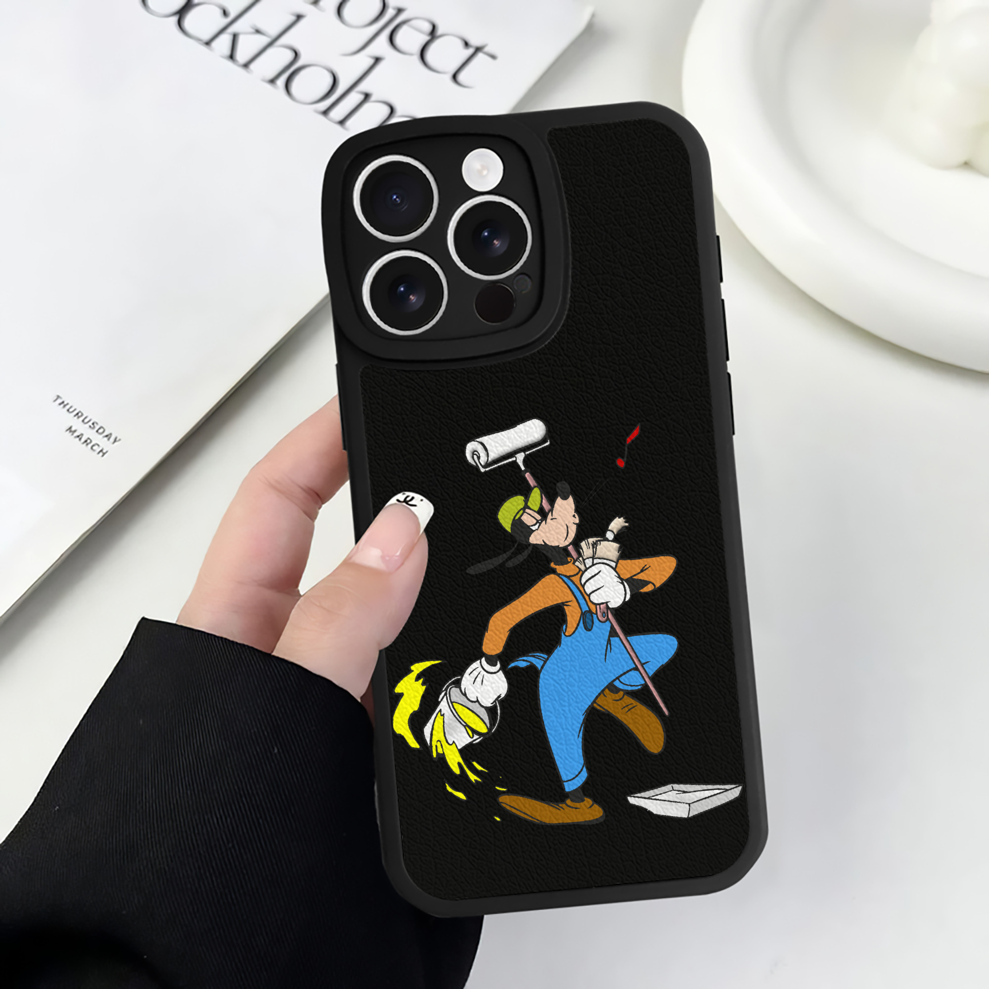 （画像用） ミッキーマウス Mickey Mouse 【iPhone 16シリーズ対応】シリコンスマホケース（レザー調） 材質：シリコン